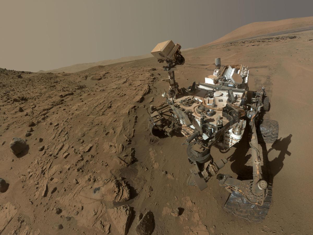 Der Mars-Rober Curiosity im Einsatz auf dem roten Planeten.