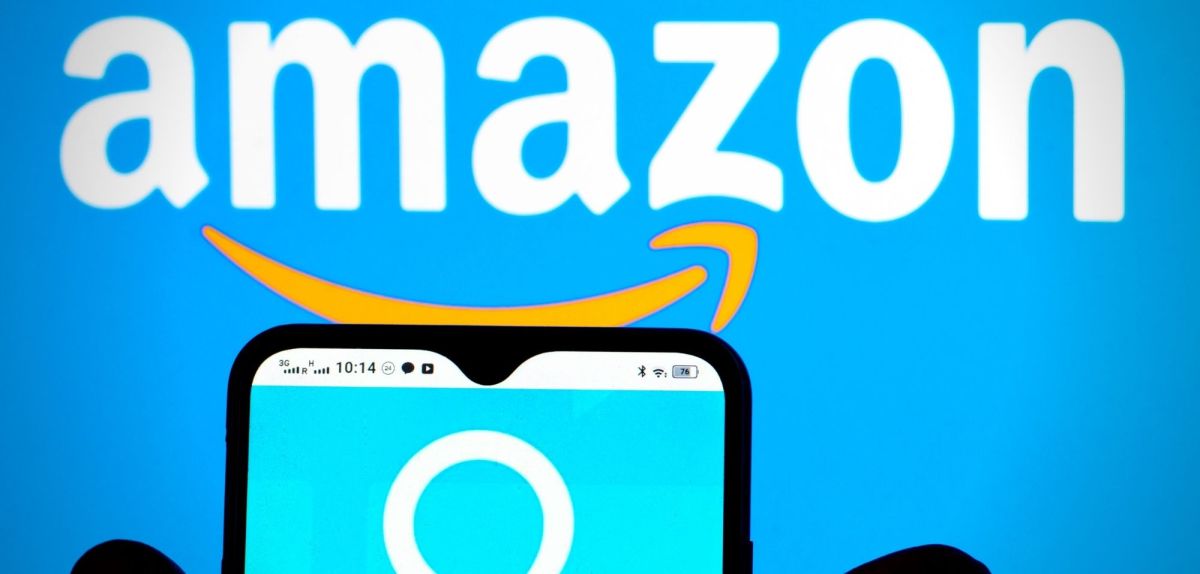 Amazon Logo, davor ein Handy mit dem Logo von Alexa.