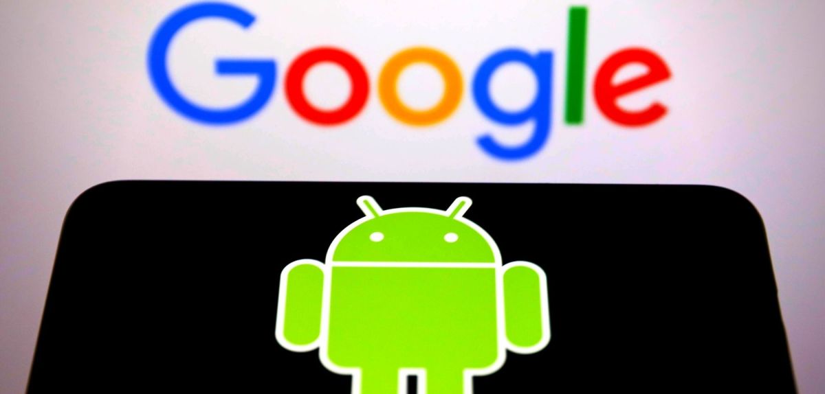 Handy mit Android-Logo vor Google-Schriftzug.