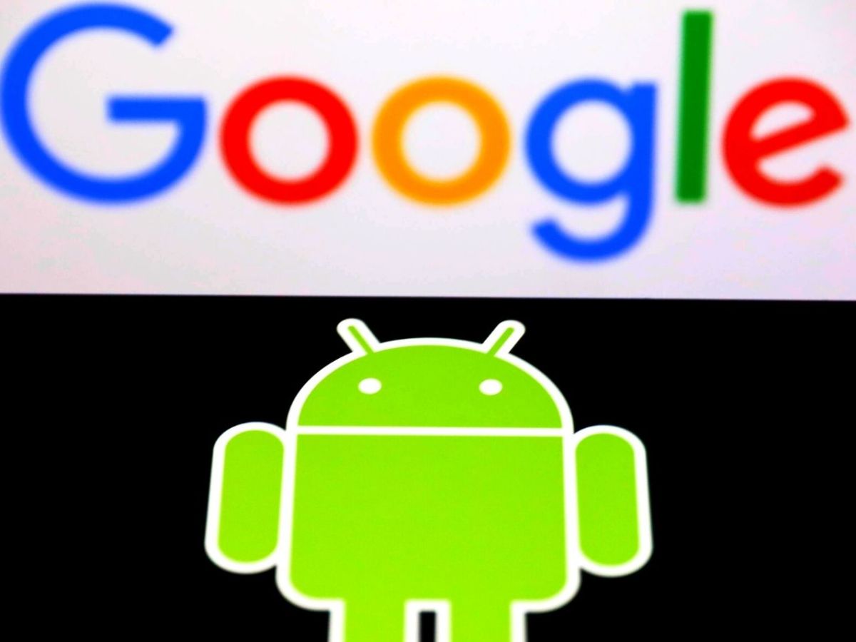Handy mit Android-Logo vor Google-Schriftzug.