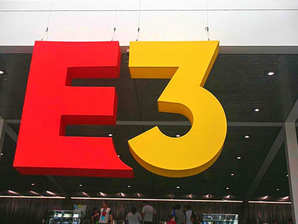 Logo der E3 an einem Gebäude.