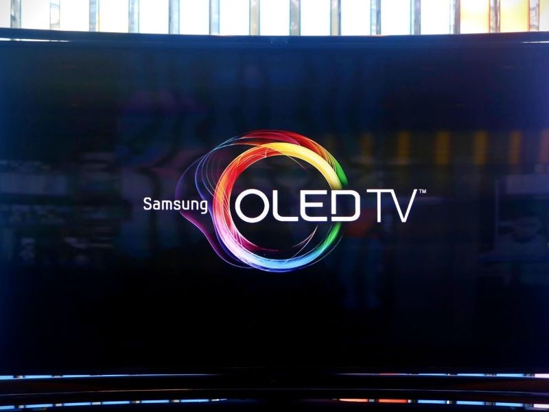Ein großer Fernseher mit der Aufschrift 