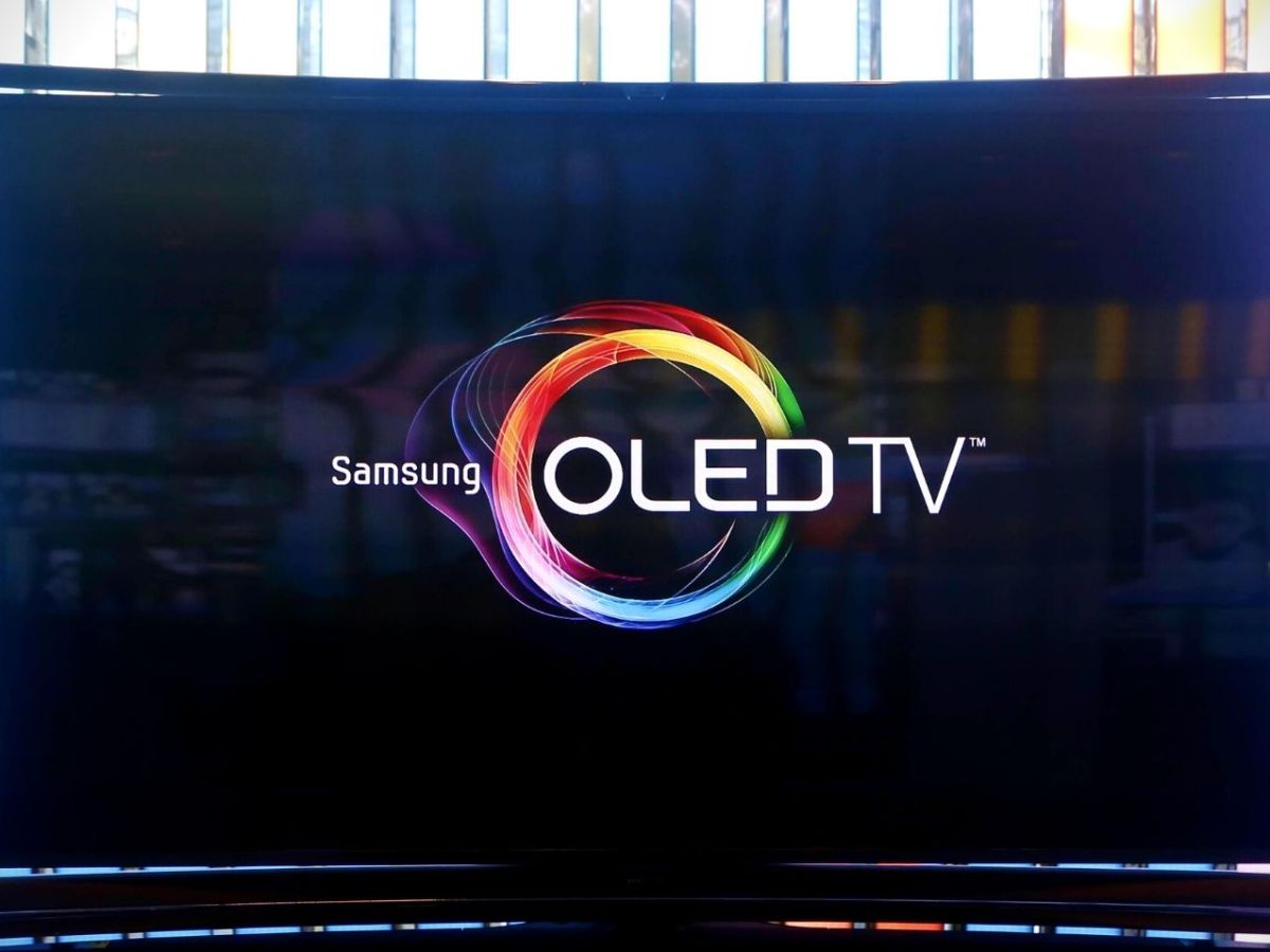 Ein großer Fernseher mit der Aufschrift 