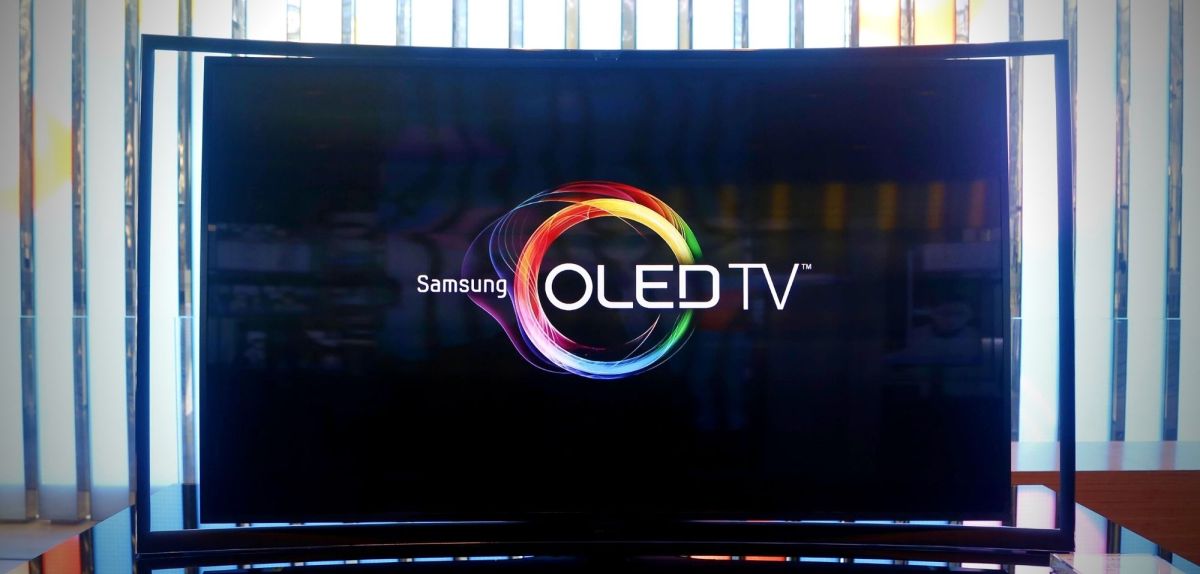 Ein großer Fernseher mit der Aufschrift "Samsung OLED TV".