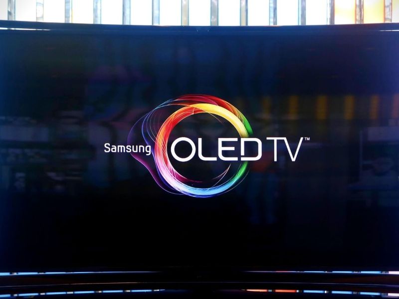 Ein großer Fernseher mit der Aufschrift "Samsung OLED TV".