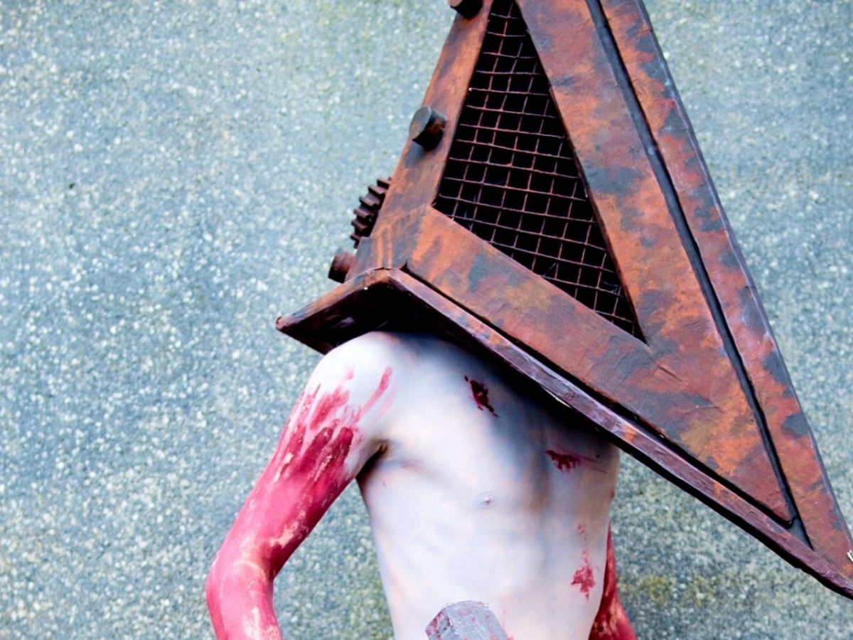 Cosplayer im Kostüm des Pyramid Heads aus 