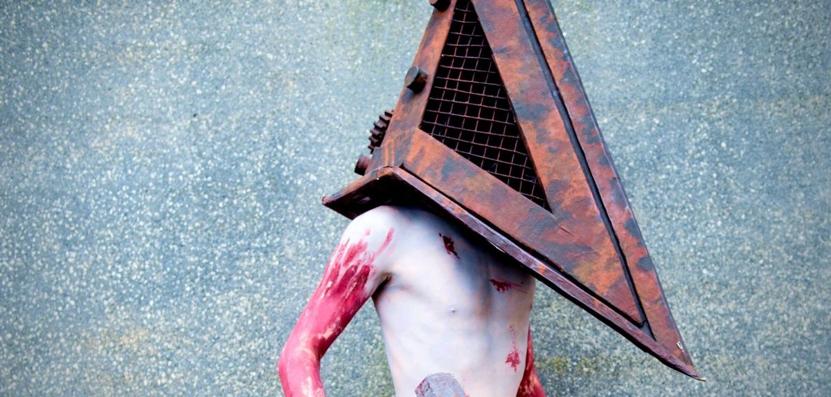 Cosplayer im Kostüm des Pyramid Heads aus 