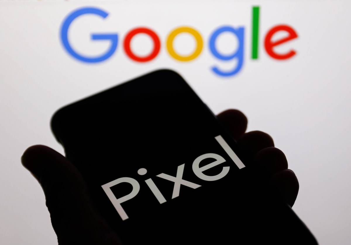 Hand hält Google Pixel-Telefon vor einem Google-Schriftzug