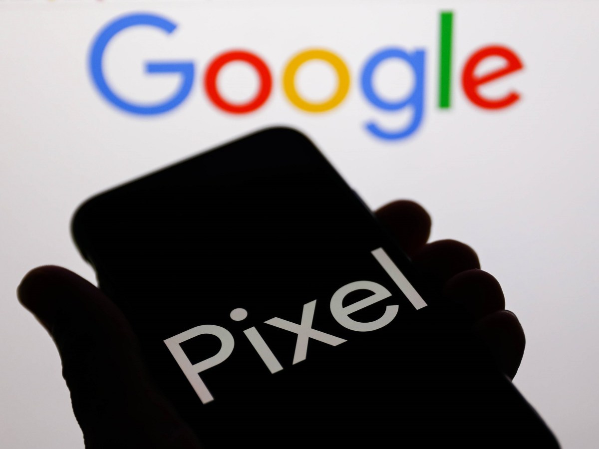 Hand hält Google Pixel-Telefon vor einem Google-Schriftzug