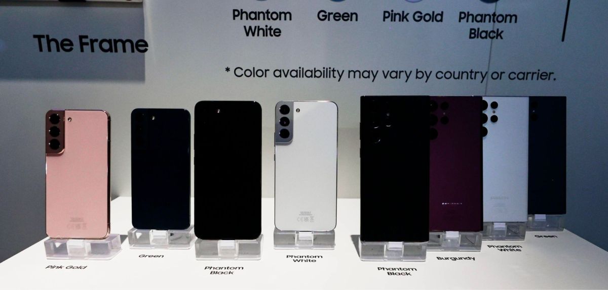 Verschiedene Exemplare des Samsung Galaxy 22 ausgestellt in einer Vitrine.