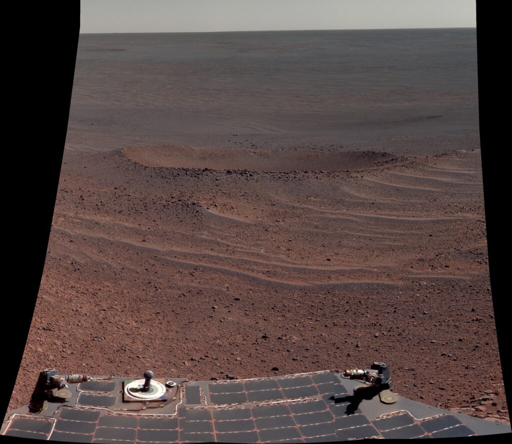 Krater und Solarpanel auf dem Mars
