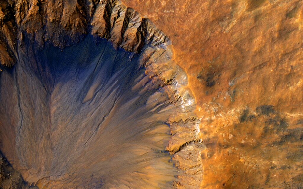Kraterrand mit frischem Auswurf auf dem Mars
