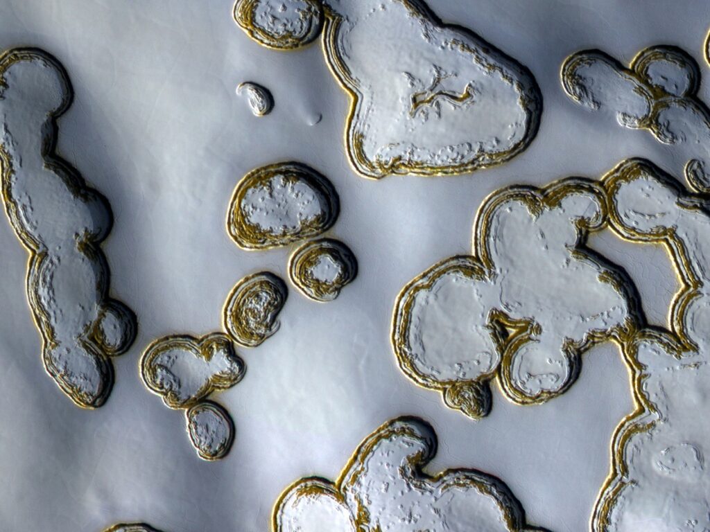 Eiskappen und Felsformationen am Südpol des Mars