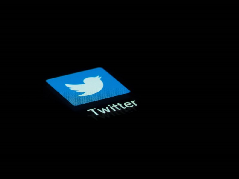 Icon der Twitter-App auf schwarzem HIntergrund