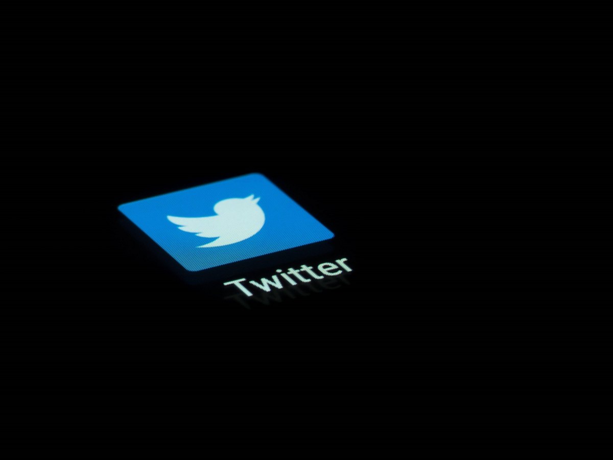 Icon der Twitter-App auf schwarzem HIntergrund