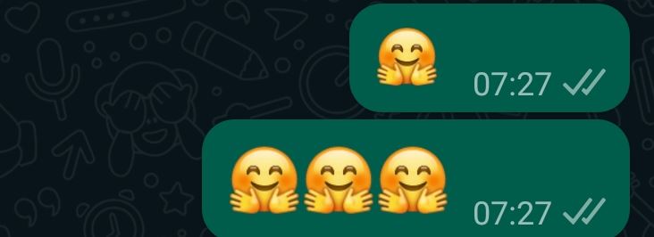 Mehrere Umarmungs-Emojis im WhatsApp-Chatfenster.