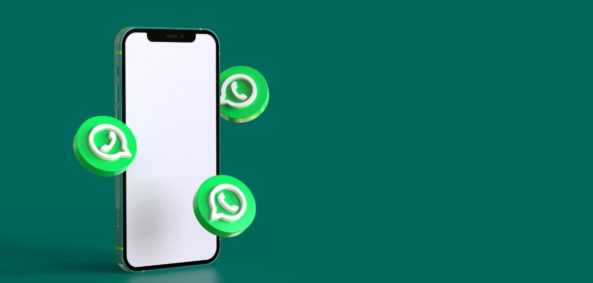 WhatsApp-Logos umfliegen ein Symbolhandy.