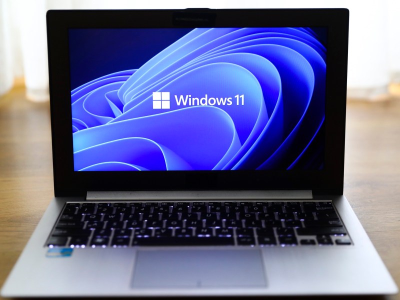 Laptop mit eingeschaltetem Display mit Windows 11-Logo