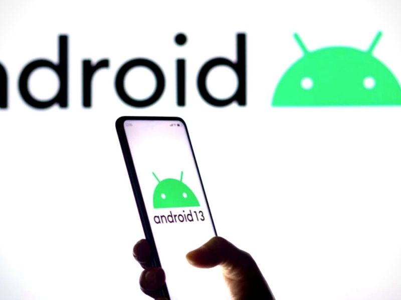 Android 13 Logo auf dem Smartphone