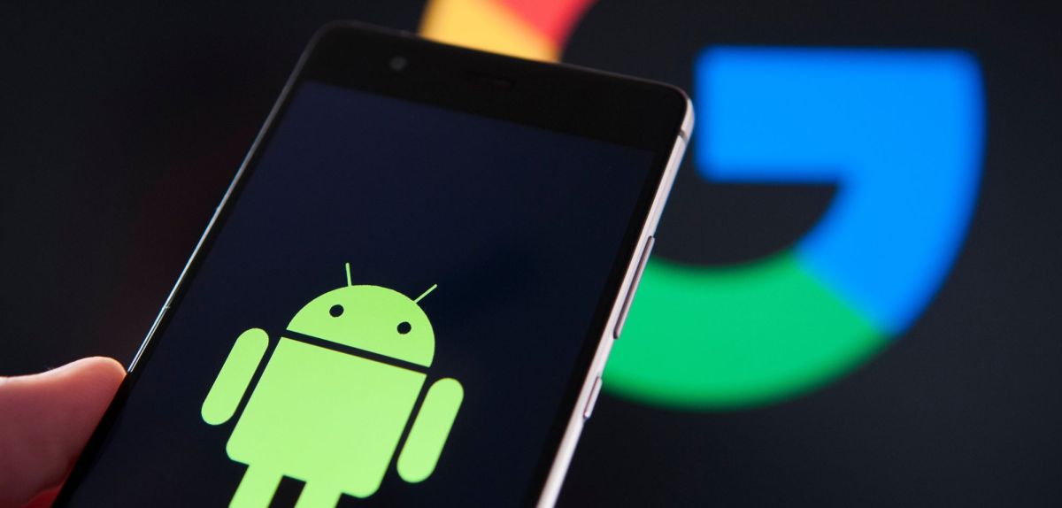 Android Logo auf Smartphone im Hintergrund Google Logo
