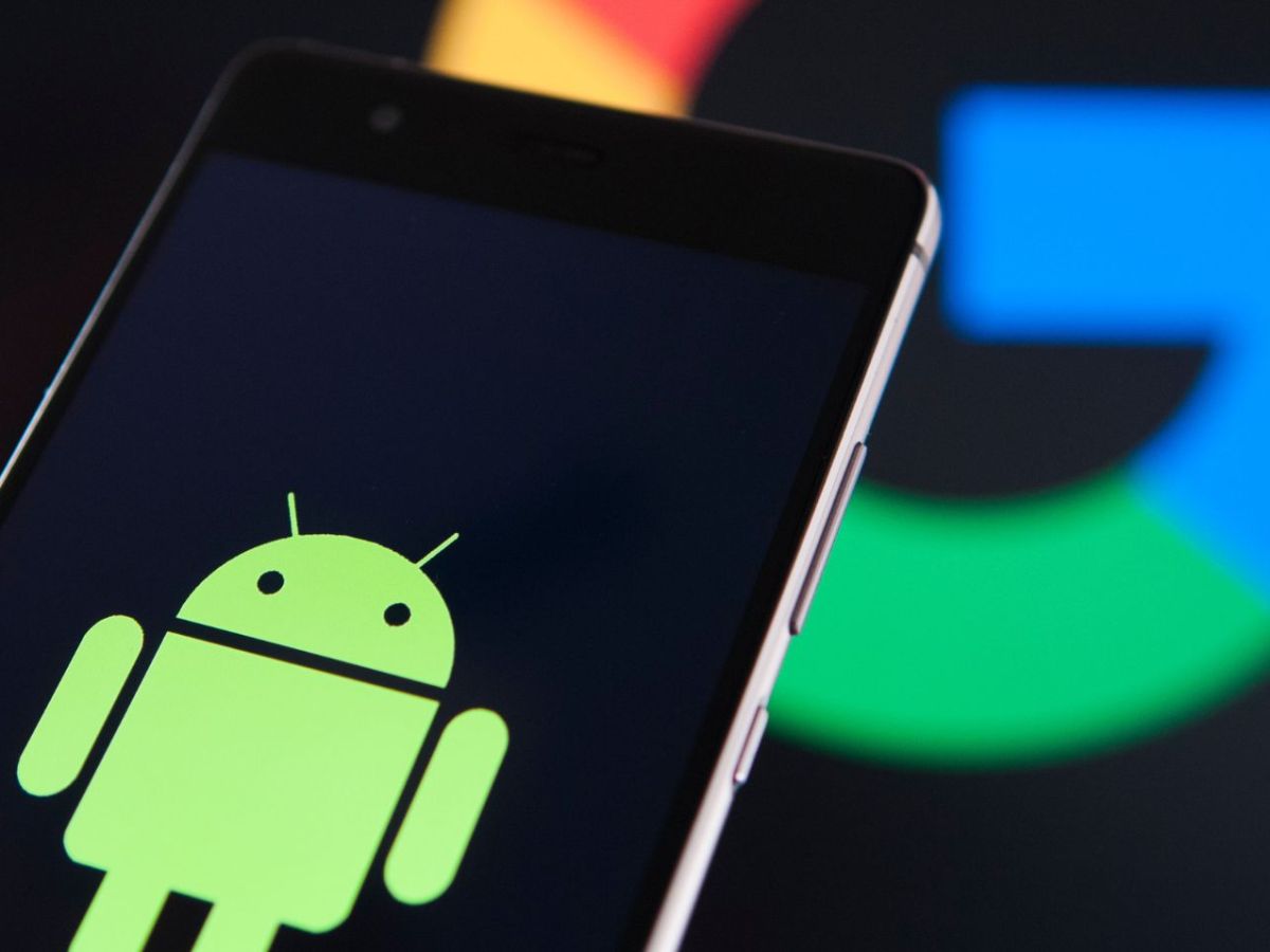 Android Logo auf Smartphone im Hintergrund Google Logo