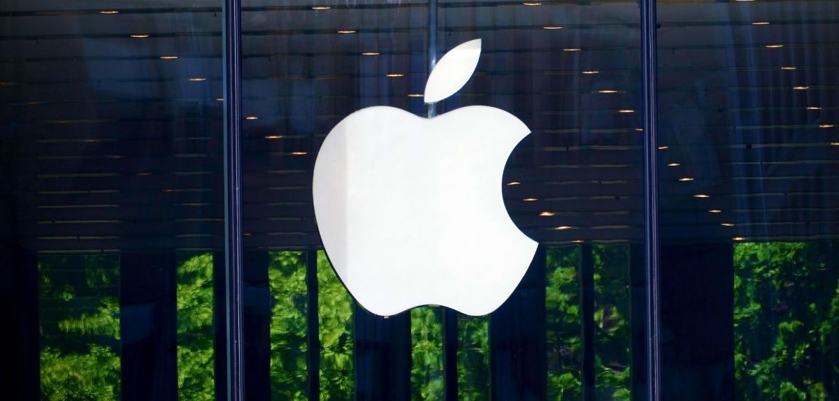 Apple Logo an einem Gebäude