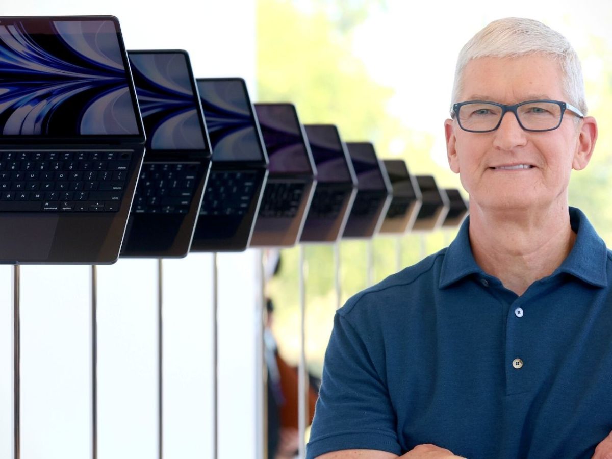 Tim Cook neben neuen MacBooks