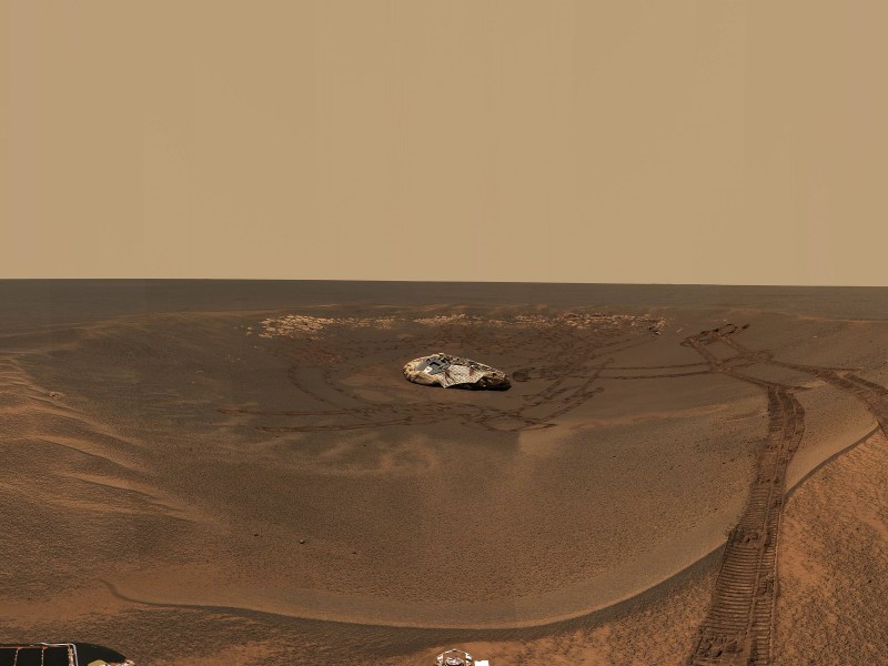 Landezone eines Rovers auf dem Mars mit Fahrspuren in und um einen Krater