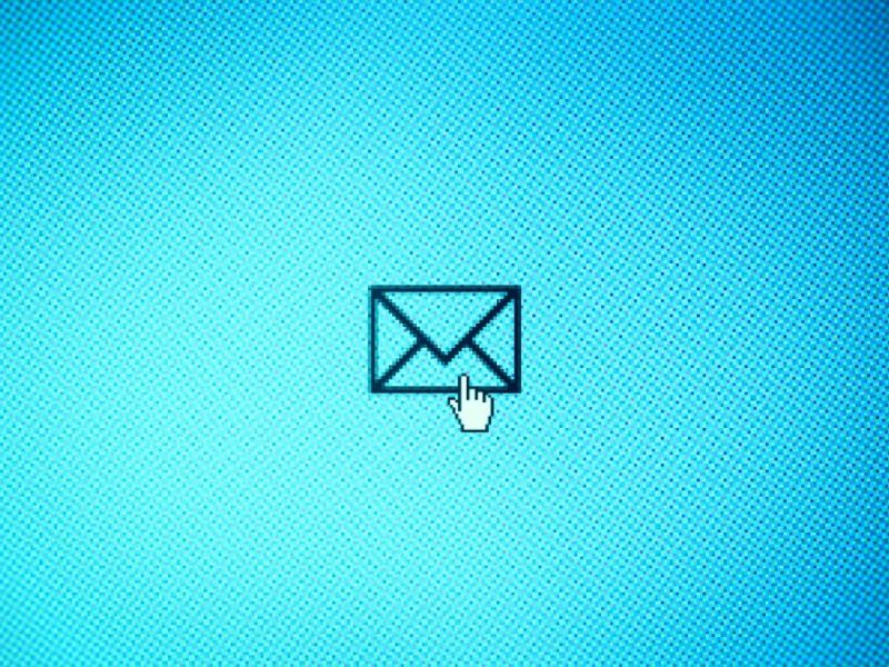 Cursor gleitet über E-Mail-Logo