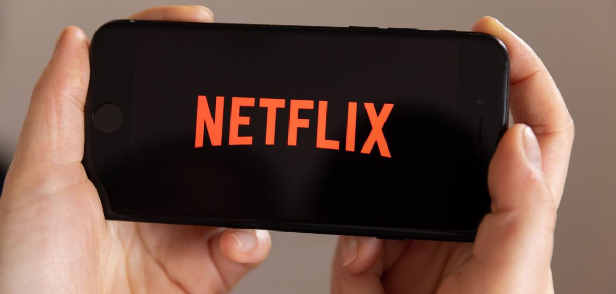 Handy zeigt Netflix Logo im Querformat