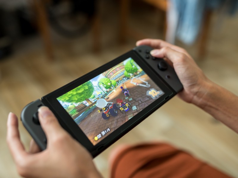 Nintendo Switch wird in Händen gehalten