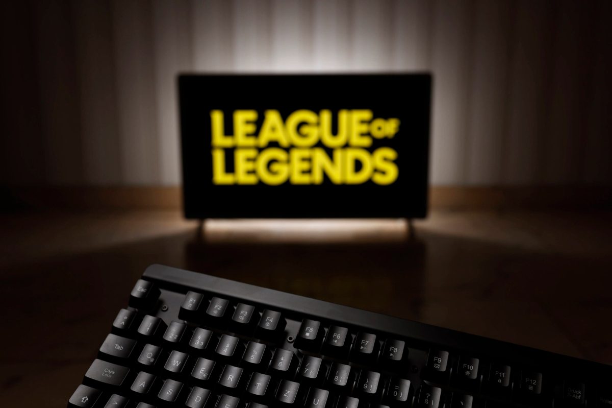 League of Legends Logo auf Fernseher