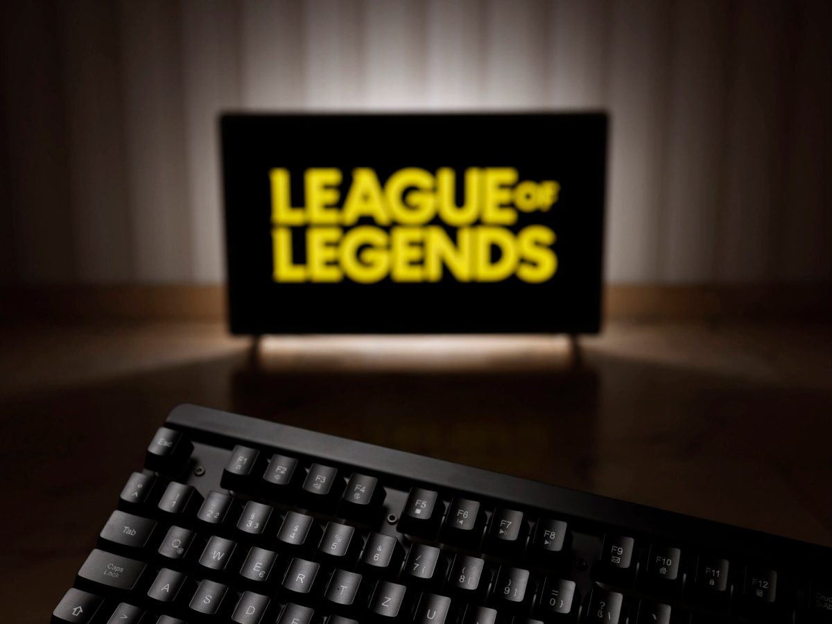 League of Legends Logo auf Fernseher