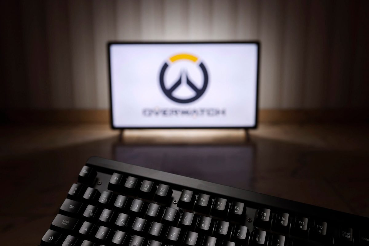 Overwatch Logo vor Tastatur