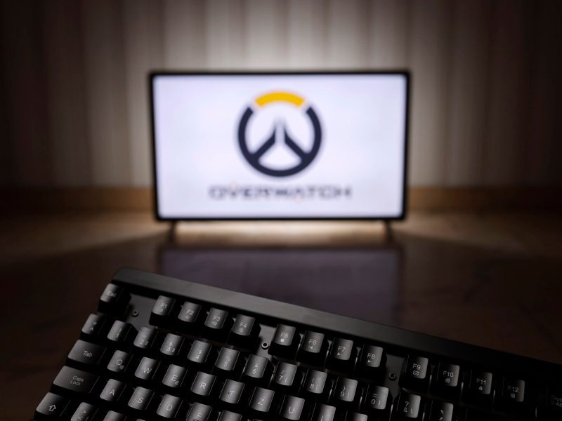 Overwatch Logo vor Tastatur