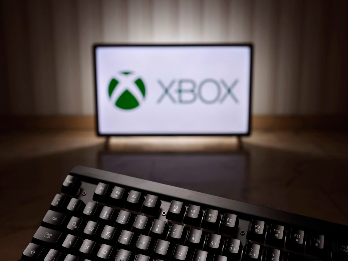 Xbox Logo auf Fernseher vor Tastatur