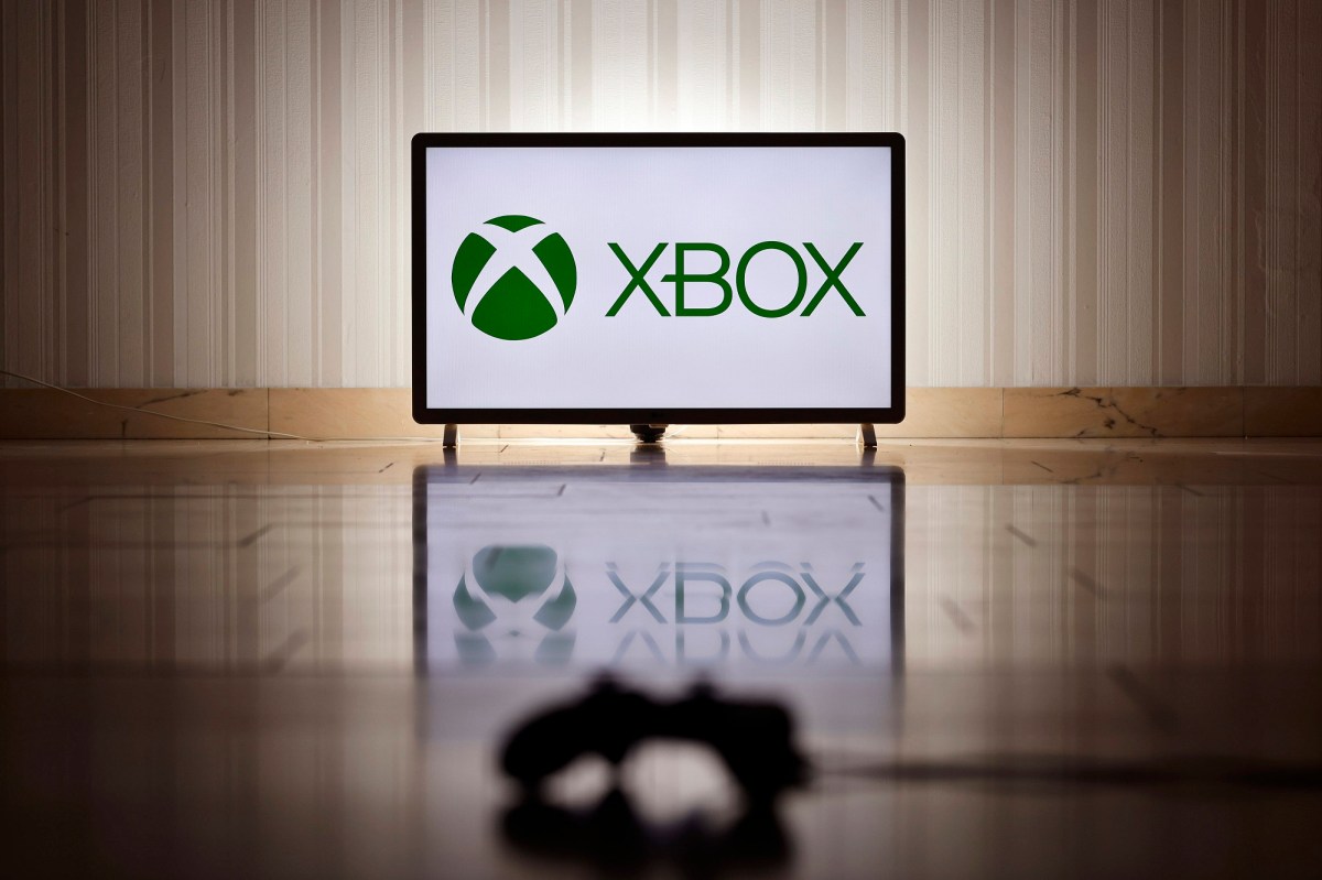 Xbox Logo auf Fernseher vor Controller