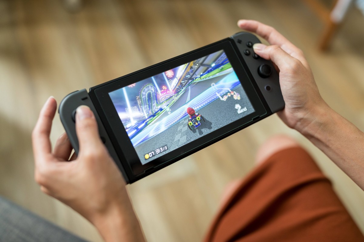 Nintendo Switch wird in Händen gehalten