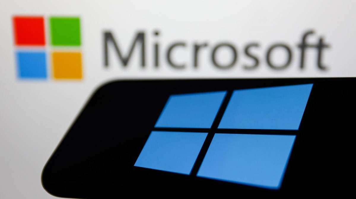 Windows Logo auf Handy vor Microsoft Logo