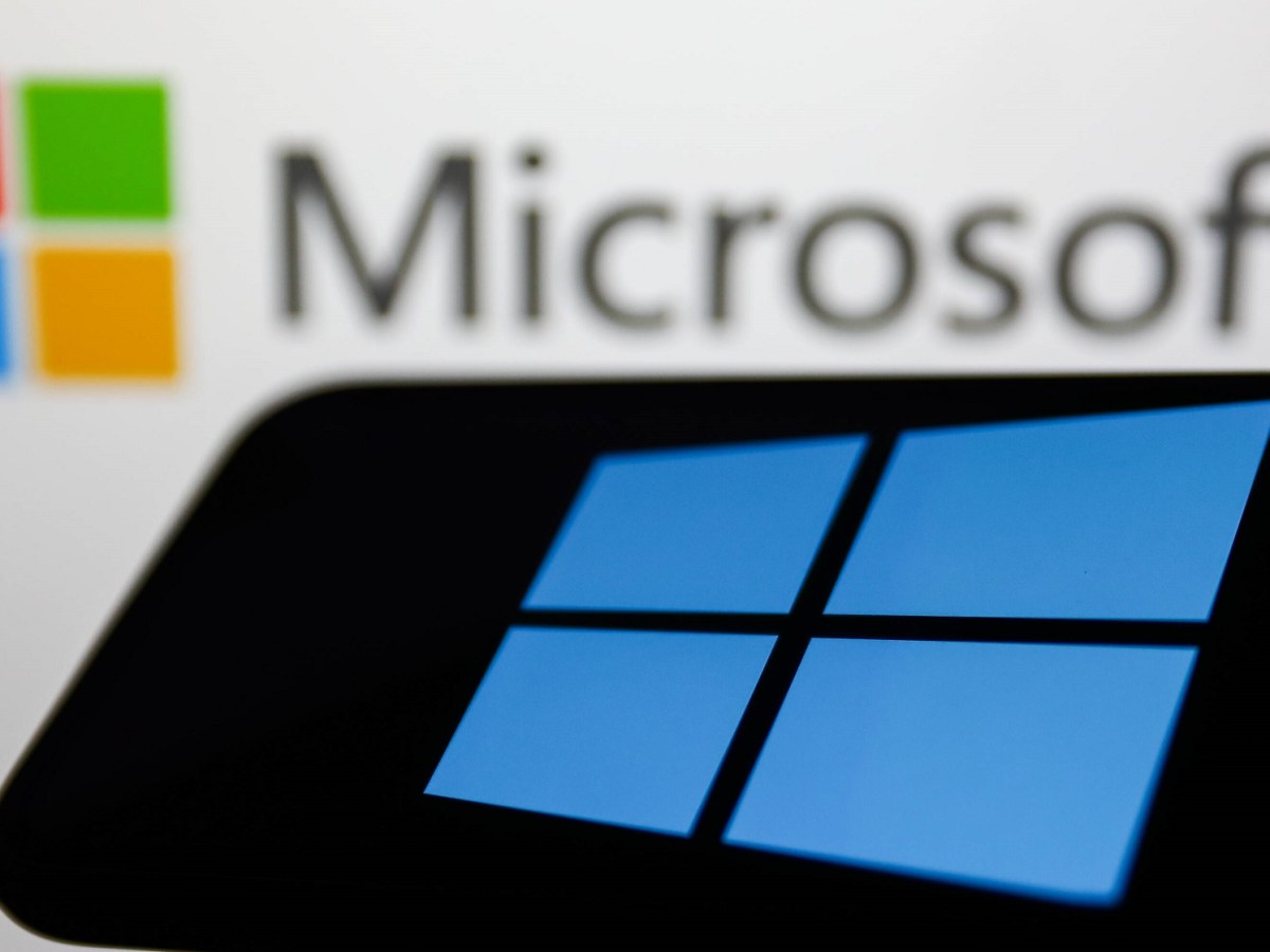 Windows Logo auf Handy vor Microsoft Logo