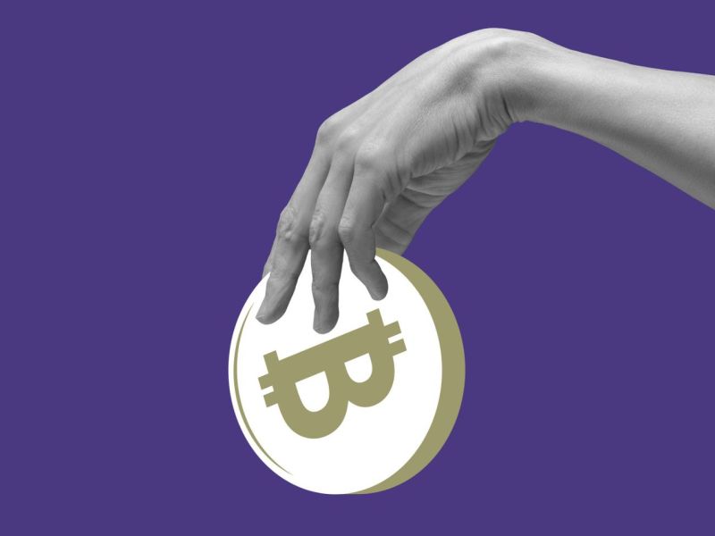 Hand hält Bitcoin lose