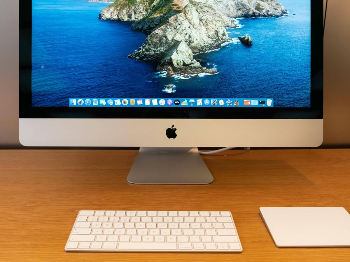 Mac auf Schreibtisch mit Tastatur und Trackpad