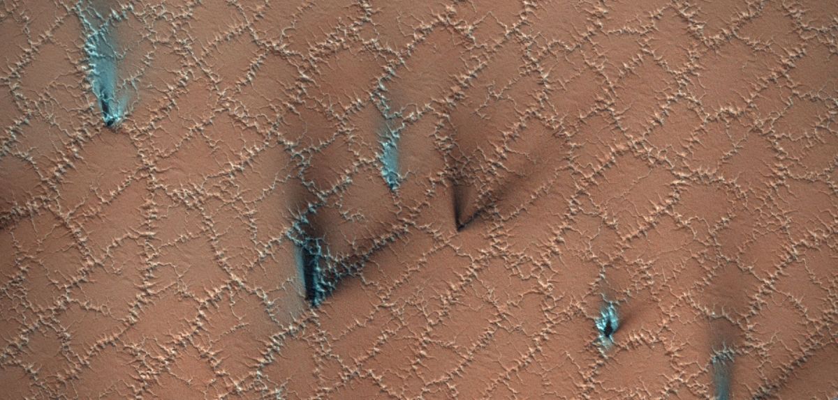 Frühlingsfächer und Polygone auf dem Mars, aufgenommen von der HiRISE-Kamera auf dem Mars Reconnaissance Orbiter