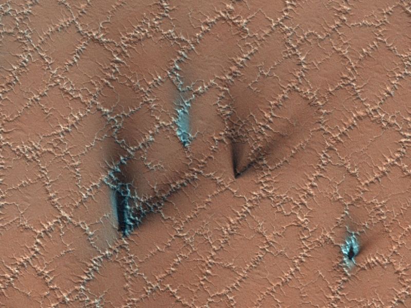 Frühlingsfächer und Polygone auf dem Mars, aufgenommen von der HiRISE-Kamera auf dem Mars Reconnaissance Orbiter