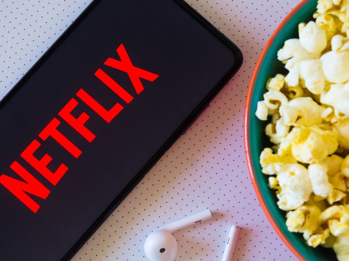 Handy mit Netflix Logo und Popcorn