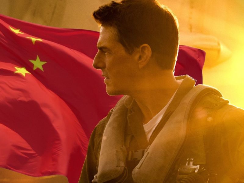 Tom Cruise als Maverick in Top Gun 2 vor einer chinesischen Flagge.