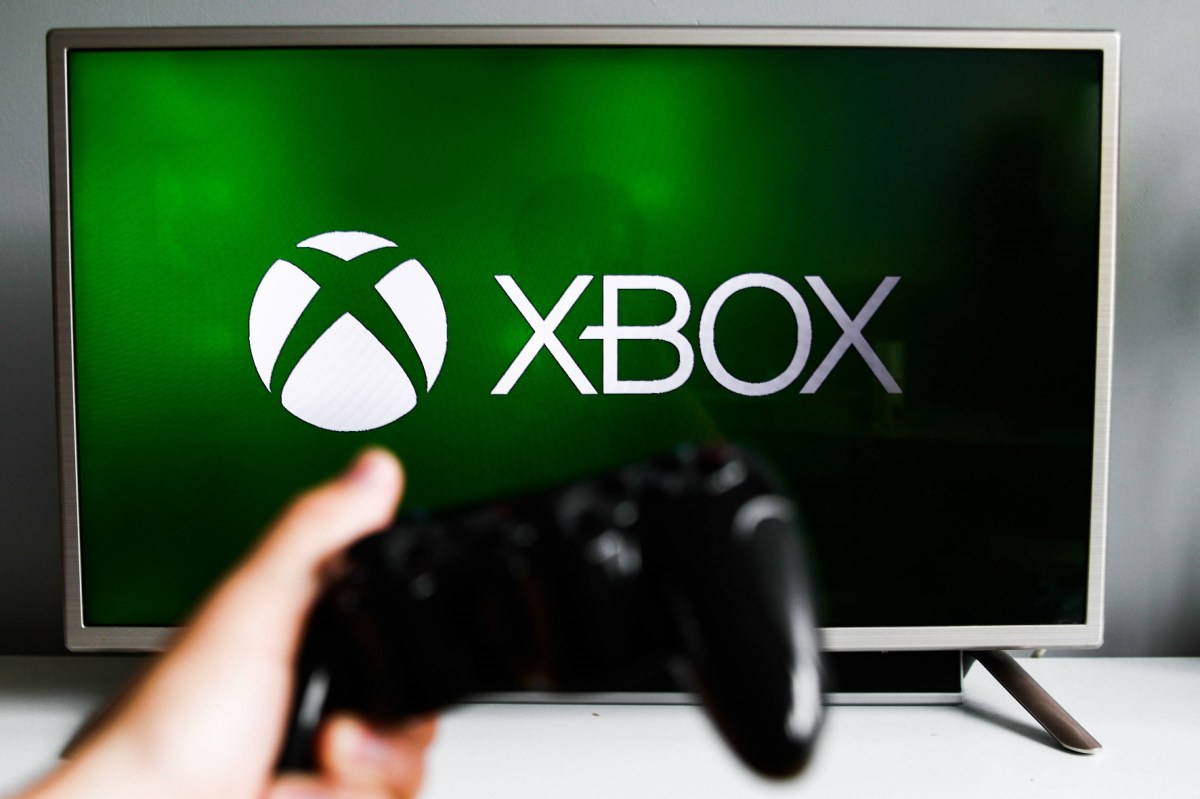 Xbox-Controller und Fernseher mit dem Xbos-Schriftzug
