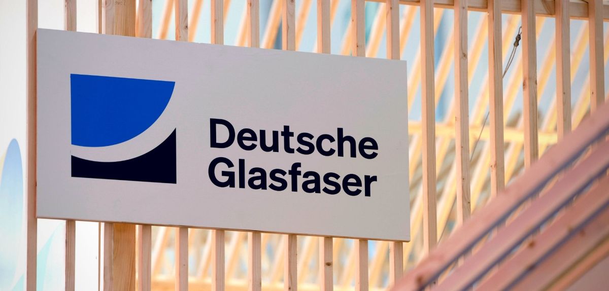 Logo der Deutschen Glasfaser an einem Gerüst.