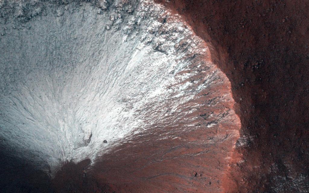 Frostablagerungen am Südhang eines Kraters auf dem Mars