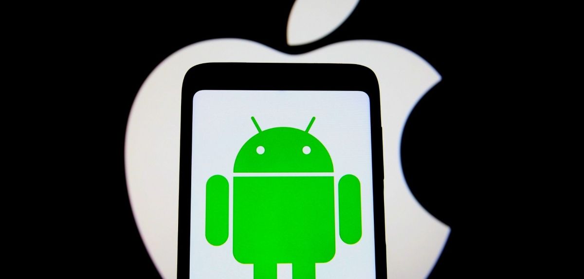 Android Logo vor Apple Logo